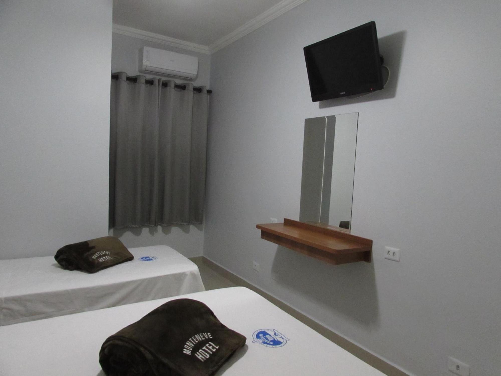 Hotel Monteneve a 2 minutos do Bom Retiro, a 8 minutos da 25 de Março e ao lado do Comando Geral da Guarda Metropolitana 2* São Paulo